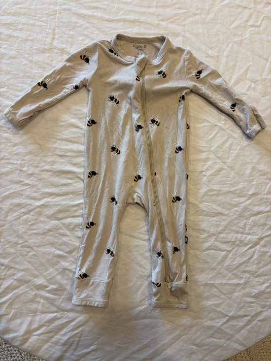 Kyte BABY Other - Kyte Baby Bee Print Zip Romper